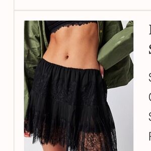 Bella Donna Half Slip
Free people
Color:  Black
Size: L
Price originally 68.00